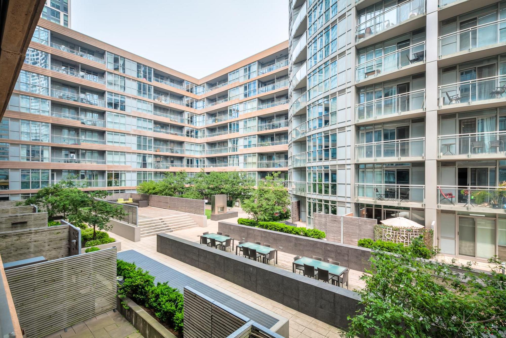 City Center Suites Toronto Exterior photo